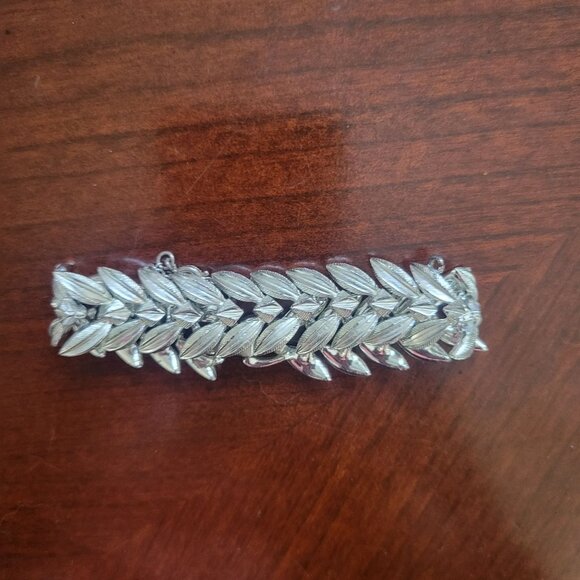 Vintage Monet Silver-Tone Laurel Leaf Motif Bracelet With Safety Chain - Picture 2 of 4